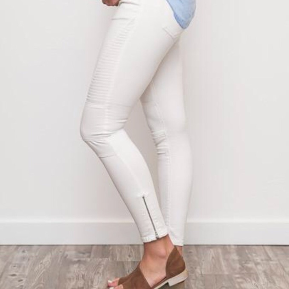 🌸HP- Best In Jeans 🌸 Gorgeous White Moto Pants